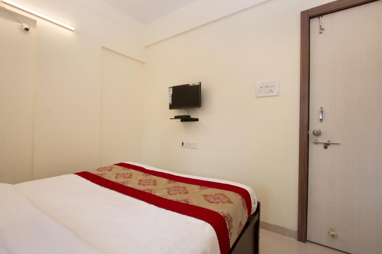 Oyo 9052 Leisurely Abode Hotel Khadki Exterior foto
